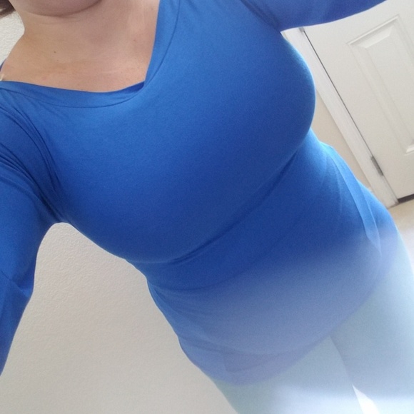 BCBG maxazira blue cold shoulder top - Picture 7 of 8